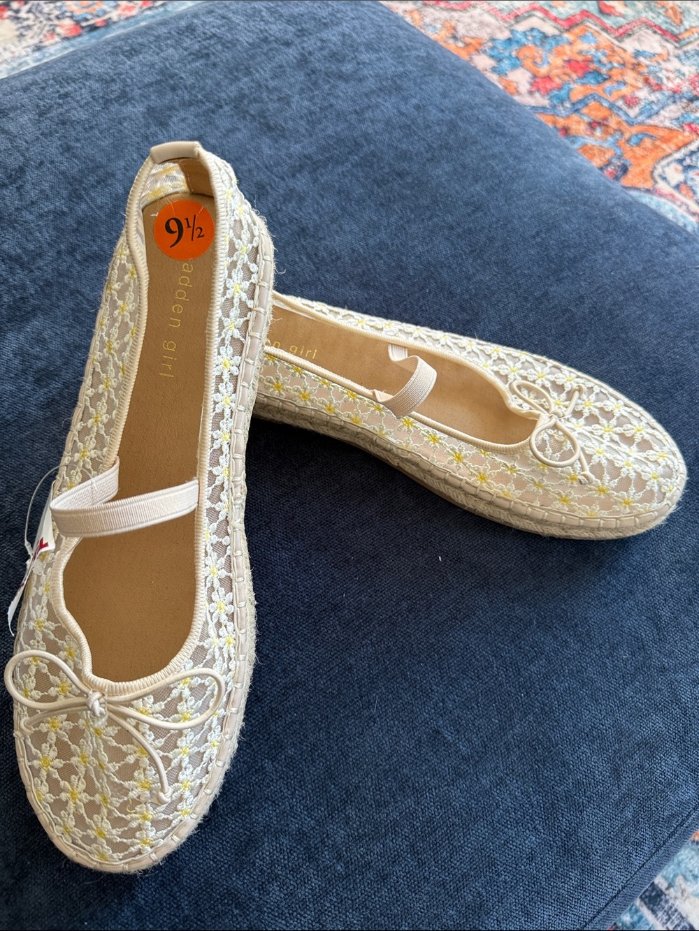 NWT Madden Girl sz 9 1/2 Espadrille Flats in Cream mesh w/Daisy Embroidery